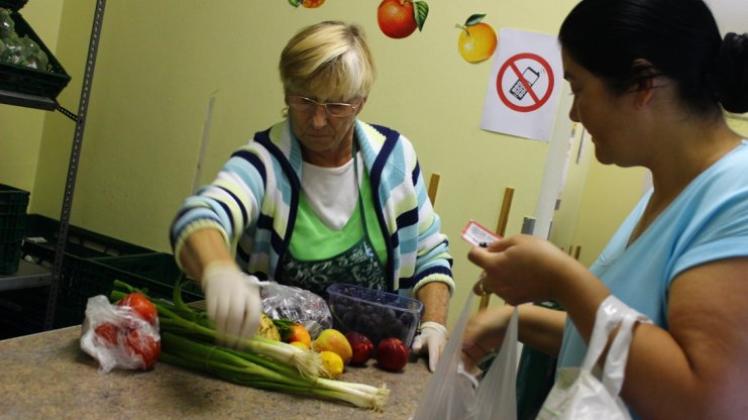 Reste der Überflussgesellschaft: Brigitte Radhecke, Ehrenamtliche Helferin bei der Delmenhorster Tafel, legt an der Ausgabe für Obst und Gemüse Frühlingszwiebeln für Bedürftige bereit. Sie ist eine von etwa 30 Helfern der Hilfseinrichtung.