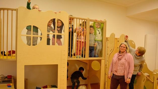 Die größeren Kindergartenkinder testen schon vorab das Reich der Krippenkinder. Dabei sehen ihnen Siri Wolf  (zweite von rechts) und Sigrid Noffz zu.