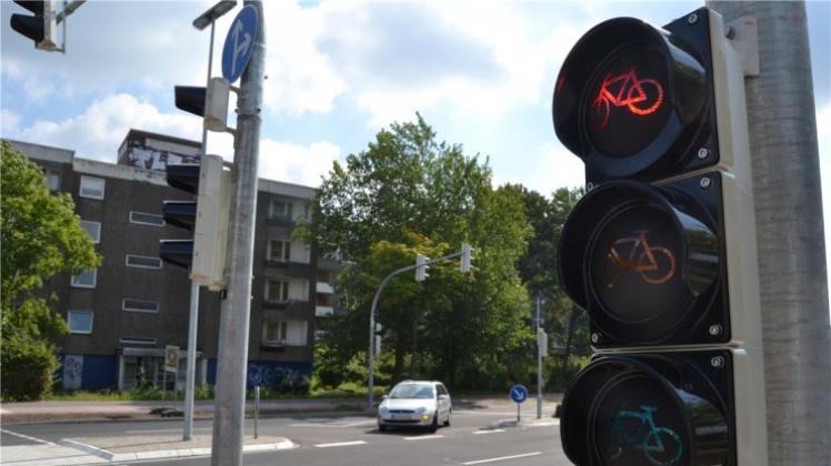 Die umstrittene Jute-Ampel in Delmenhorst ist nach Stadt-Angaben besser in den Verkehrsfluss eingebunden worden. 