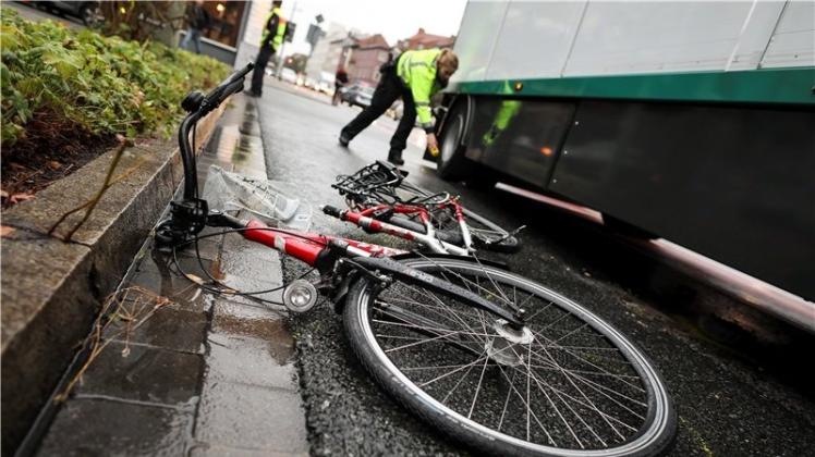 Bei einem Unfall auf dem Goethering, Kreuzung Wittekindstraße ist eine Radfahrerin tödlich verletzt worden. 