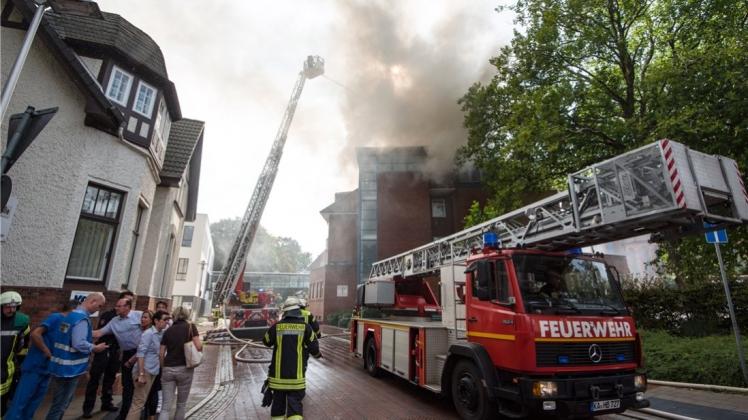 Der Dachstuhl des JHD Mitte stand am Freitagmittag in Flammen. 