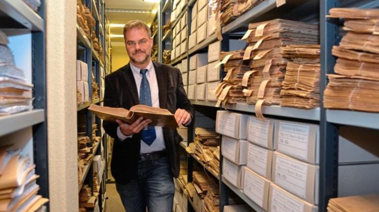Stadtarchivar Christoph Brunken fürchtet um Teile des Bestands. „Kostbarkeiten“ seien von Pilzen befallen. Archivfoto: Dirk Hamm