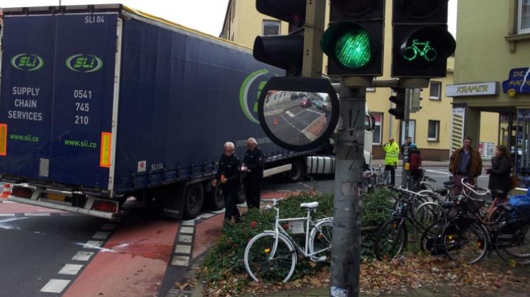 Unfallbrennpunkt: Am Mittwoch ist gegen 11.25 Uhr an der Ecke Johannistorwall/Kommenderiestraße in Osnabrück ein 47-jähriger Radfahrer von einem niederländischen Lkw erfasst und dabei lebensgefährlich verletzt worden. 