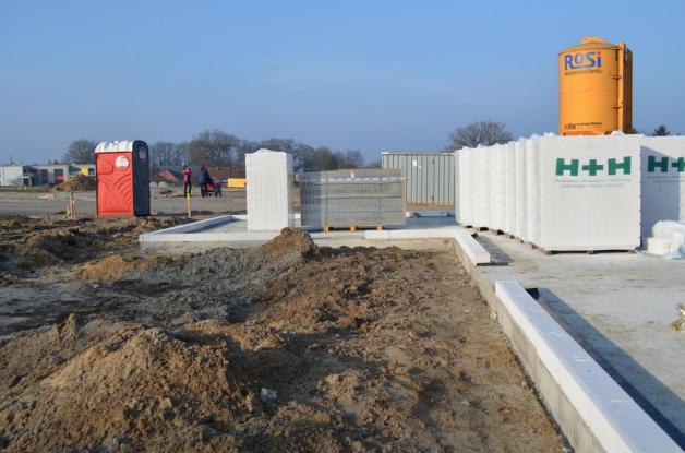 Auf einem Grundstück im östlichen Teil des Bookholzberger Neubaugebietes ist bereits die Sohlplatte für ein Haus gegossen worden. Mehr geht wegen der Minusgrade zurzeit allerdings nicht. Foto: Thomas Deeken Auf einem Grundstück im östlichen Teil des Bookholzberger Neubaugebietes ist bereits die Sohlplatte für ein Haus gegossen worden. Mehr geht wegen der Minusgrade zurzeit allerdings nicht. Foto: Thomas Deeken