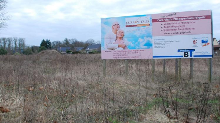 Trostlos: Das Grundstück an der Postliner Straße in Karstädt, auf dem ein Seniorenzentrum geplant war, steht zum Verkauf.