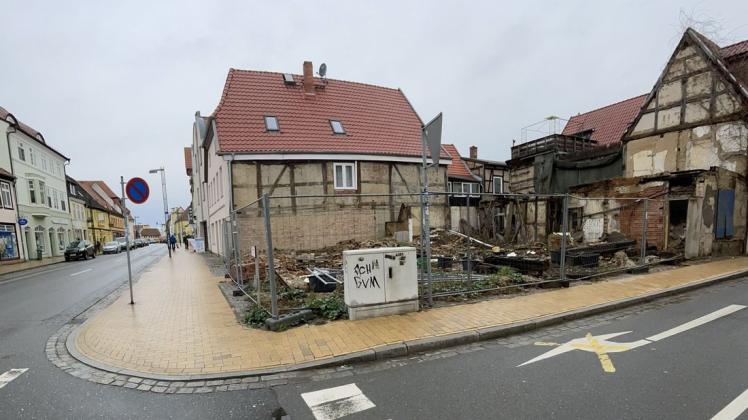 Direkt an der Hauptdurchgangsstraße von Bützow gibt es diese Bauruine. Nach vielen Jahren könnte sich das ändern. Die Stadt hat den neuen Eigentümer in die Pflicht genommen.