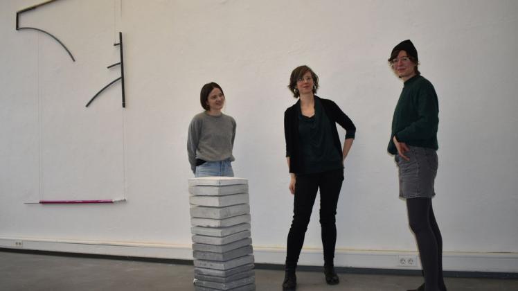 In der Galerie des Kunstvereins stellt Kuratorin Nadine Grünewald (M.) mit den Künstlerinnen Hannah Bohnen (l.) und Anna Grath die neue Ausstellung zusammen.