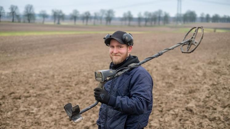 Als ehrenamtlicher Bodendenkmalpfleger ist Peter Wenzel unterwegs, bevorzugt in der kalten Jahreszeit, da es dann auf den gepflügten Äckern mehr zu entdecken gibt.