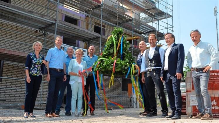 Gutgelaunt ist am Freitag Richtfest beim Mehrfamilienhaus des Bauvereins Delmenhorst in Ganderkesee gefeiert worden. Den Richtspruch hat Zimmerermeister Andreas Munderloh gehalten. 