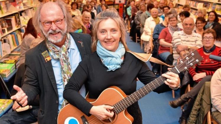 Protagonisten des literarisch-musikalischen Krimiabends: „Ostfriesentod“-Autor Klaus-Peter Wolf und seine Frau Bettina Göschl. 