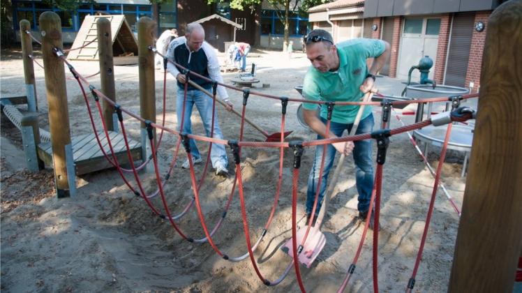 Sand geschippt, Spielgeräte repariert und Farbe in die Kita am Habbrügger Weg gebracht haben am Samstag Freundeskreismitglieder und Eltern. Der ersten Verschönerungsaktion sollen weitere folgen. Sand geschippt, Spielgeräte repariert und Farbe in die Kita am Habbrügger Weg gebracht haben am Samstag Freundeskreismitglieder und Eltern. Der ersten Verschönerungsaktion sollen weitere folgen.