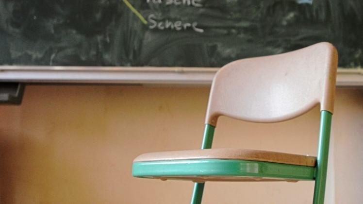 Ein unbesetzter Stuhl im Klassenzimmer symbolisiert das Problemfeld Schulmeidung. 