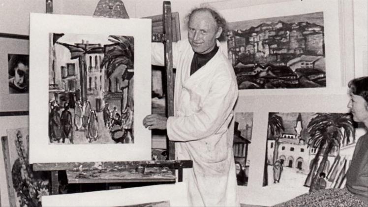 Ein produktiver Maler in seinem Atelier: Willi Oltmanns, hier im Jahr 1956, hat bei seinem Tod vor 40 Jahren mehr als 300 Ölbilder und über 1000 Aquarelle hinterlassen. Archivfoto: Hermann Weizsäcker