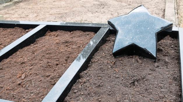 An der zweiten Stelle auf dem Friedhof wird jedes Urnengrab mit einem Stern dekoriert. 