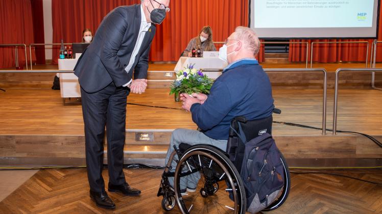 Dank und einen neuen Auftrag hatte Meppens Bürgermeister Helmut Knurbein (l.) für Walter Teckert parat: Teckert bleibt Beauftragter für Menschen mit Behinderungen.  