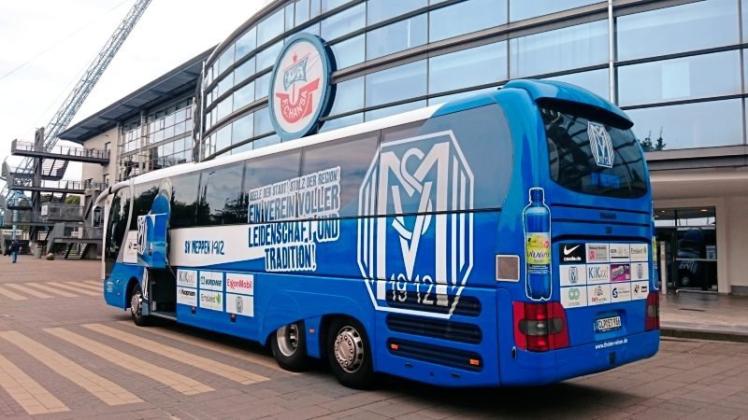 Zog unter anderem vor dem Ostseestadion in Rostock die Blicke auf sich: Der Mannschaftsbus des SV Meppen. 
