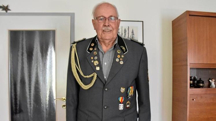 Klaus Logemann ist seit 1962 im Verein. Seine Leistungen und Errungenschaften lassen sich für Schützen an seiner Jacke ablesen 