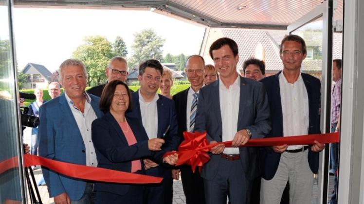 Das obligatorische Band am Eingang der Drehscheibe durchschnitt Samtgemeindebürgermeisterin Hildegard Schwertmann-Nicolay. Hilfestellung leisteten (von links) der Bundestagsabgeordnete Rainer Spiering, Pfarrer Stephan Höne, Landtagsabgeordneter Christian Calderone, Astrid Rausch, Landrat Michael Lübbersmann, Fachbereichsleiterin Ruth Klaus-Karwisch, Bundestagsabgeordneter André Berghegger, Projektleiter Uwe Hummert und Harald Wedel vom Kompetenzzentrum Ländliche Entwicklung. 