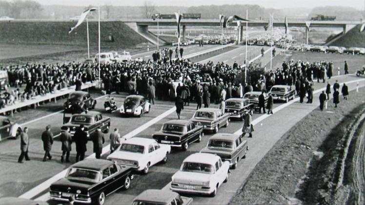 Staatsakt auf der Autobahn: Am 14. November 1968 erfolgte die Freigabe der „Hansalinie“. Damit die sofort einsetzende „Verkehrslawine“ ungehindert das Lotter Kreuz passieren konnte, hatte man die Eröffnungszeremonie an die Anschlussstelle Hasbergen-Gaste der E8 (heute A30) verlegt. 
