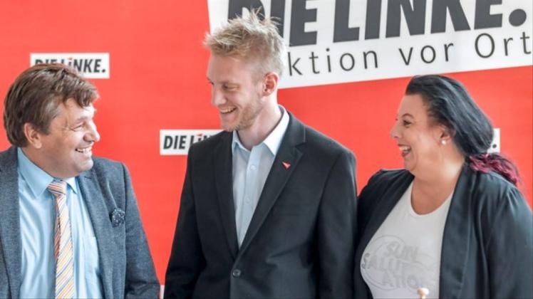 Tanja Bojani wechselt überraschend zu den Linken im Osnabrücker Kreistag. Die Freude darüber ist bei Linken-Fraktionschef Andreas Maurer und Linken-Kreistagsmitglied Lars Büttner sichtlich groß. Foto Jörn Martens