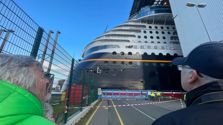 Es geht voran: Die „Disney Wish“ vorsichtig aus der Baudockhalle der Meyer Werft in Papenburg gezogen.