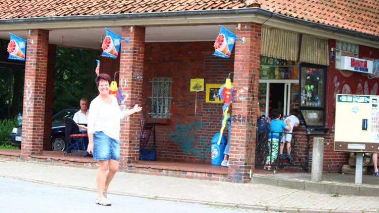 Schub für mehr Bontschen: Kleine Gäste drängen sich ans Fenster des Kiosks der Graft, das von Agnes Hermann (50) geführt wird. Trotz Graffitis und Vandalismus mag sie ihre Tätigkeit dort. Schub für mehr Bontschen: Kleine Gäste drängen sich ans Fenster des Kiosks der Graft, das von Agnes Hermann (50) geführt wird. Trotz Graffitis und Vandalismus mag sie ihre Tätigkeit dort.