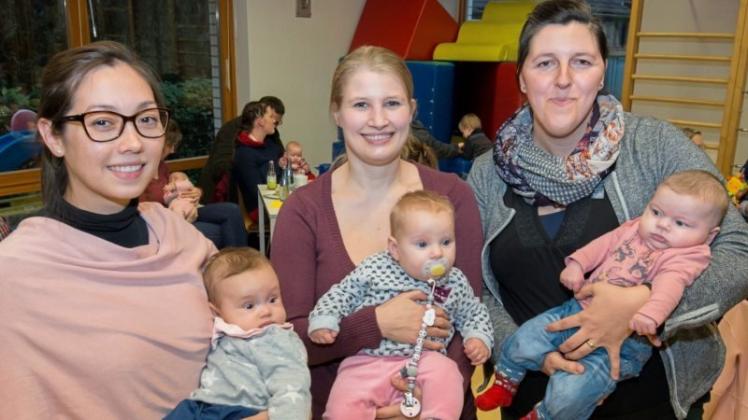 Schätzen den Neubabyempfang als Gelegenheit zum Kontakte knüpfen: (v. l.) die jungen Mütter Sarah Ittler (mit Nora auf dem Arm), Marie Bollenhoff (mit Lena) und Verena Orth (mit Hanna). 