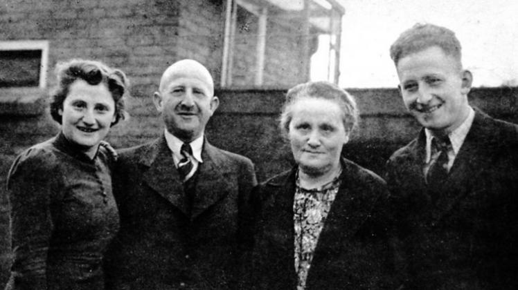 Familienfoto: Ruth, Hermann, Sophie und Werner ten Brink vor dem Haus in Goor 1939. 