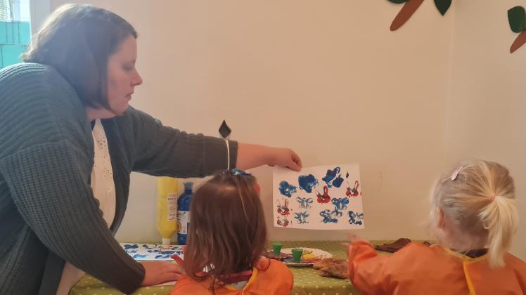 Erfolgreich absolviert hat Mareike Arbeiter eine Ausbildung für Berufswechsler zur sozialpädagogischen Assistenz. Sie arbeitet in der Kindertagesstätte in Brögbern.