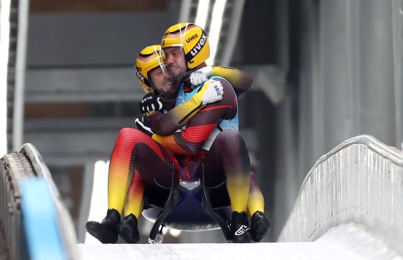Sport Bilder des Tages BEIJING, CHINA - FEBRUARY 9, 2022: Tobias Wendl and Tobias Arlt of Germany compete in a men s lug