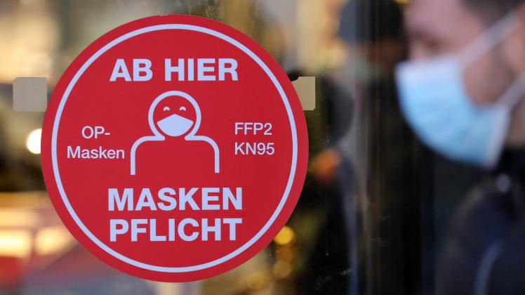 FFP2-Masken beim Shoppen und in Innenräumen müssen vorerst bleiben, fordert der Marburger Bund