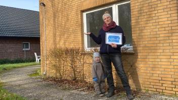 Initiativlerin Julke Heitbrink mit ihrem jüngsten Sohn vor den bis vor Kurzem zur Disposition stehenden Räumen im Ortsteil Wissingen. 