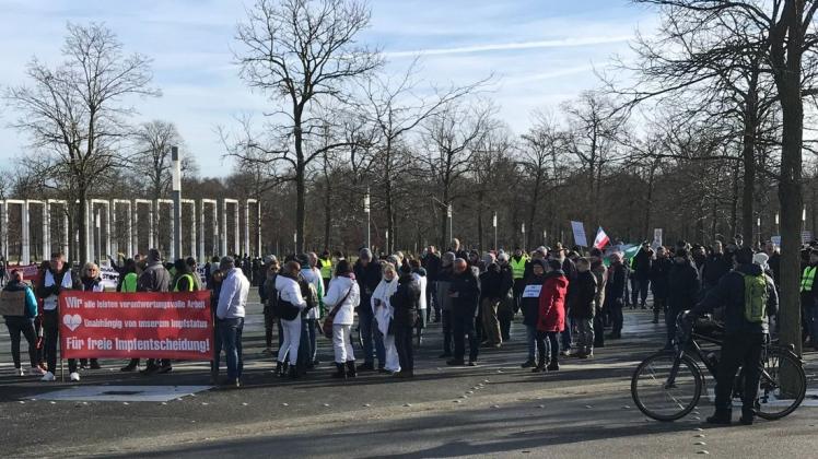 Auf dem Bertha-Klingberg-Platz hatten sich am Sonnabend etwa 630 Menschen versammelt, um gegen die Impfplicht zu demonstrieren. Sie marschierten anschließend durch die Innenstadt.