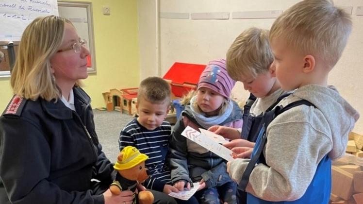 Interessiert hörten die Kindergartenkinder Feuerwehrfrau Sarah Rattmann zu.
