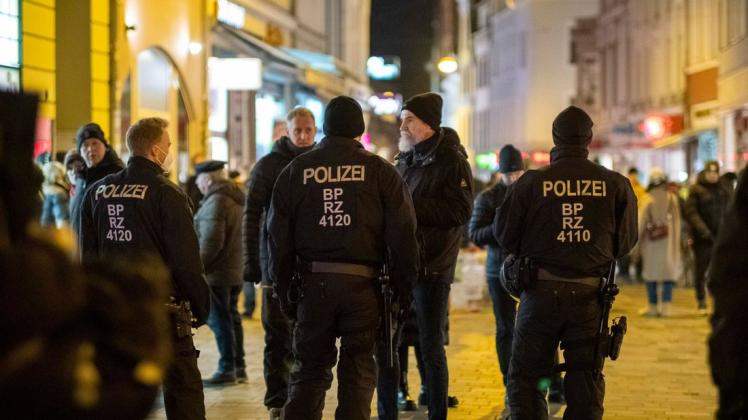 In der vergangenen Woche zogen kleinere Gruppen von Corona-Protestlern kreuz und quer durch die Rostocker Innenstadt. In der vergangenen Woche zogen kleinere Gruppen von Corona-Protestlern kreuz und quer durch die Rostocker Innenstadt.