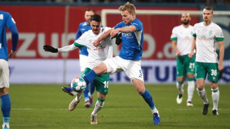 FC Hansa gegen Werder Bremen 1:2: der Rostocker Simon Rhein im Duell mit Leonardo Bittencourt von den Gästen