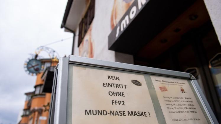 Ein Schild mit der Aufschrift "Kein Eintritt ohne FFP2 Mund-Nase Maske!" ist am Eingang eines Geschäfts zu sehen.