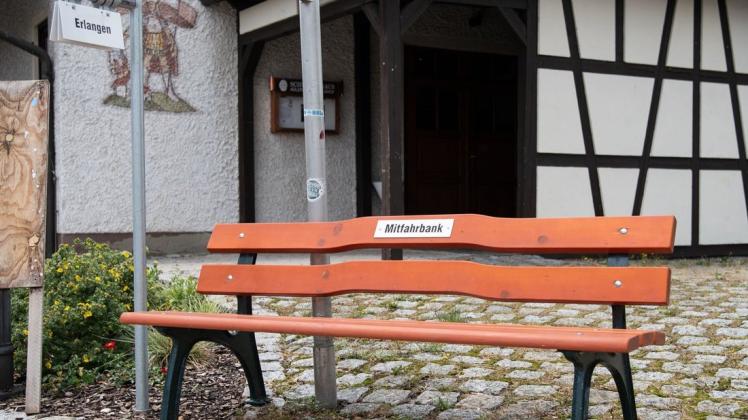 Stehen in den Wariner Ortsteilen bald Mitfahrbänke wie diese hier in Erlangen? (Symbolfoto)