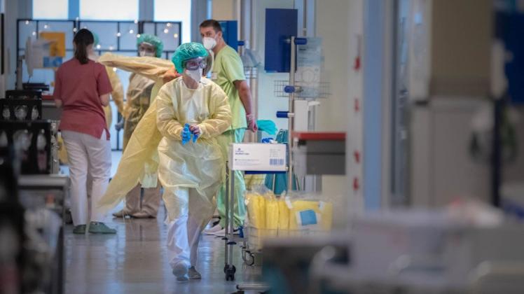 Viele Ärzte und Pflegekräfte fallen aktuell aus. Für die Kliniken wird das zum Problem. Viele Ärzte und Pflegekräfte fallen aktuell aus. Für die Kliniken wird das zum Problem.