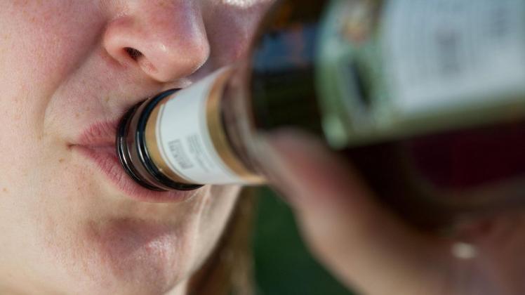 Sollen Bier und Wein erst ab einem Alter von 18 Jahren gekauft werden dürfen? Ein Bundesvorstoß stößt in MV auf Zustimmung.