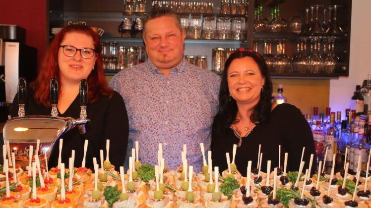 Wollen die Gäste künftig kulinarisch verwöhnen: Mike Leistner mit seinen Angestellten Laura Hinz (l.) und Katrin Lembke.