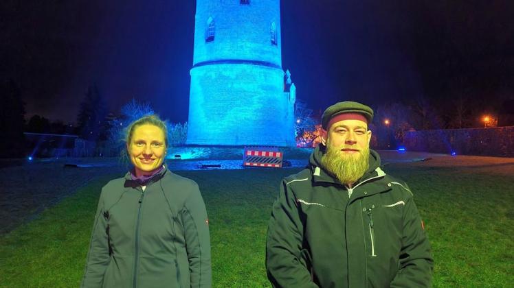 Stefanie Selms und Matthias Dehn bringen den Wasserturm in Parchim zum Leuchten.