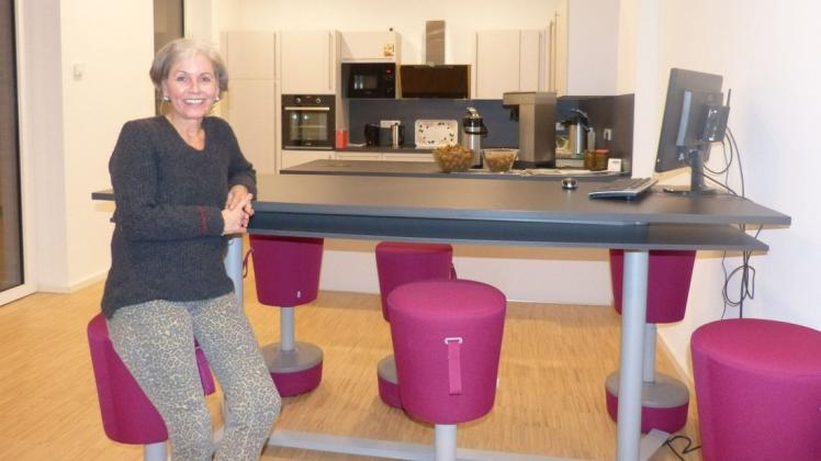Birgit Vonderschmitt nimmt in der Teeküche Platz. Sie hatte in ihrer Zeit als Schulausschussvorsitzende das Bildungszentrum angeschoben.