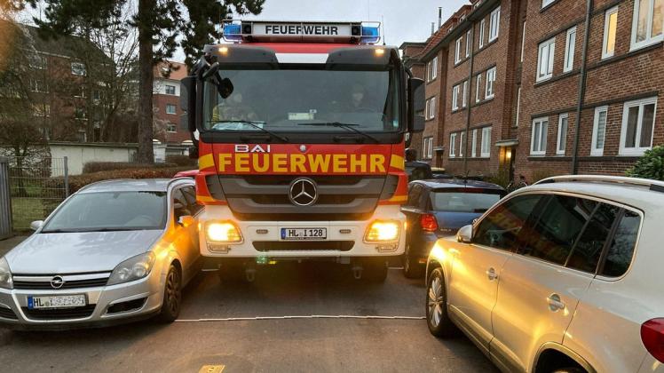 Schnell zum Einsatzort? Das klappt in engen Wohnstraßen nicht immer. Die Lübecker Feuerwehr hat jetzt in einem Wohnviertel getestet, wie das Durchkommen möglich ist.