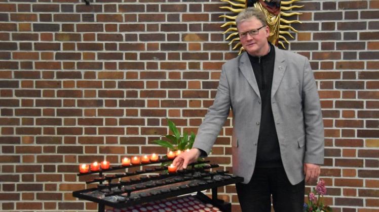 Dietmar Wellenbrock, Rostocker Pfarrer, gedenkt der Opfer von Missbrauchstaten in katholischen Kirchen und zündete für sie eine Kerze an.
