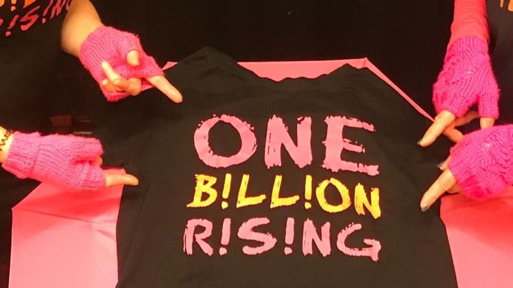 Unter dem Motto „One Billion Rising“ tanzen Frauen am 14. Februar auf dem Rostocker Universitätsplatz gegen Gewalt an Frauen und Mädchen.