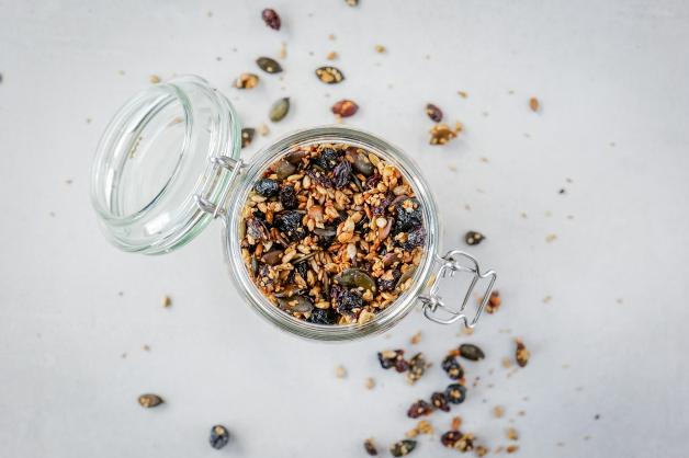 Rezept: Selbstgemachtes Müsli aus Kernen, Nüssen und Früchten
