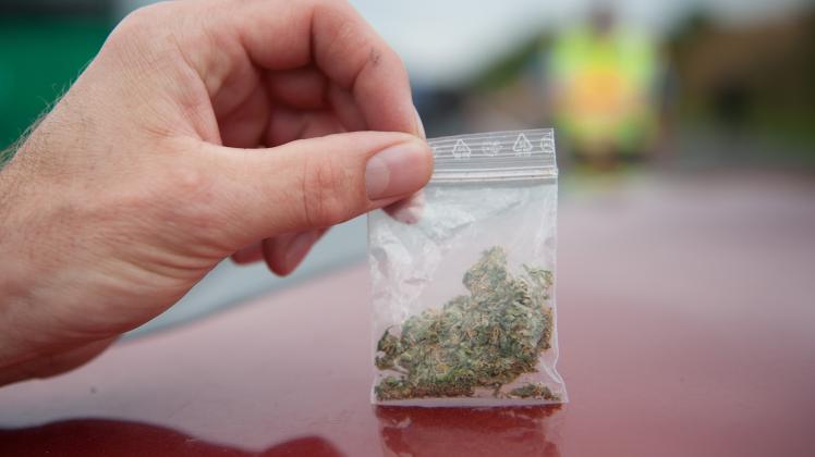 Bei einer Kontrolle auf der A30 fand die Bundespolizei Tütchen mit Cannabis bei einem 37-Jährigen. Versteckt hatte er sie im Schritt seiner Hose. 