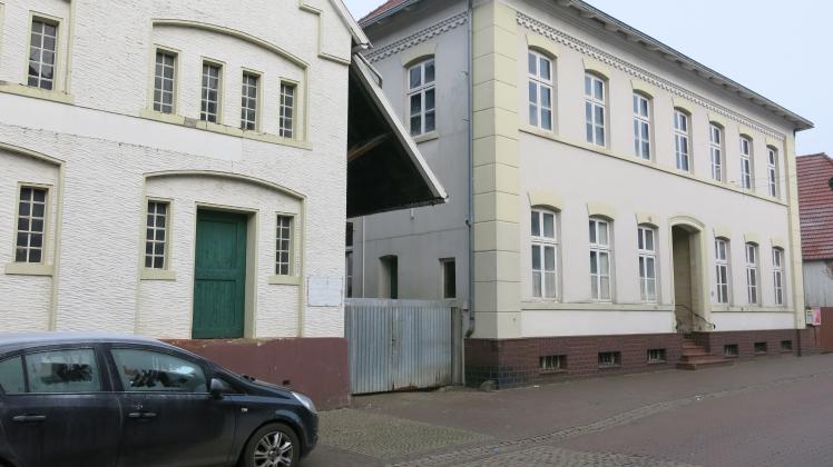 Auf dem Gelände des früheren Anwesens Schröder an der Großen Straße in Fürstenau soll eine ehemalige Scheune zu einem Multifunktionshaus umgebaut werden. Sie befindet sich hinter dem Holztor zwischen den beiden Häusern.