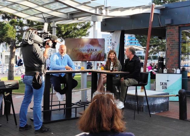 Abendsonne und der Ausblick auf den Yachthafen im Damp: Vor dieser Kulisse fand der 15. sh:z DamplandTALK mit Marla und Marek Erhardt statt – auf der Terrasse der Gin- und Cocktailbar Hammaburg im Ostsee Resort Damp. Abendsonne und der Ausblick auf den Yachthafen im Damp: Vor dieser Kulisse fand der 15. sh:z DamplandTALK mit Marla und Marek Erhardt statt – auf der Terrasse der Gin- und Cocktailbar Hammaburg im Ostsee Resort Damp.